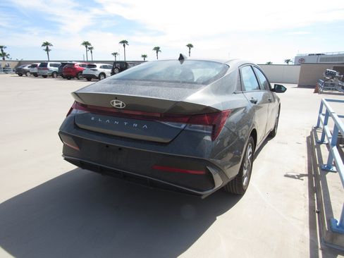 Used 2024 Hyundai Elantra SEL FWD image 3