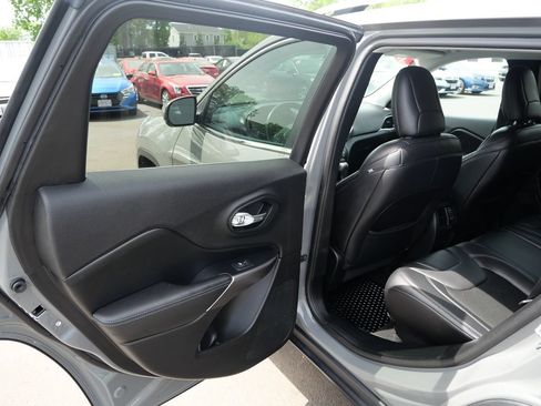 Used 2019 Jeep Cherokee Latitude Plus w/ Cold Weather Group AWD/4WD image 28