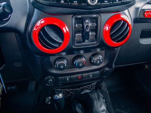 Used 2015 Jeep Wrangler Unlimited Rubicon w/ Connectivity Group AWD/4WD image 16