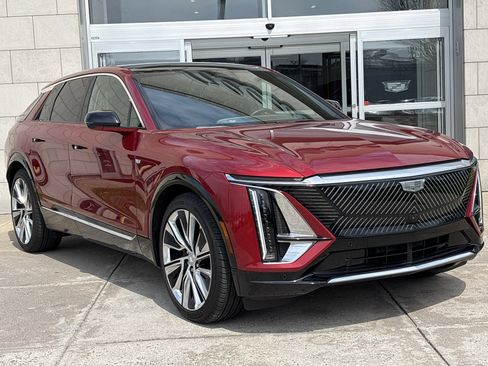 Used 2025 Cadillac Lyriq Luxury w/ LPO, Floor Liner Package AWD/4WD image 2