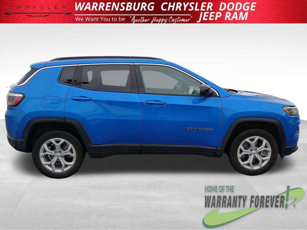 Used 2024 Jeep Compass Latitude AWD/4WD image 3