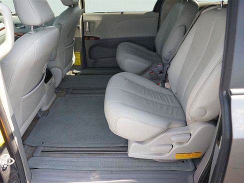 Used 2013 Toyota Sienna XLE FWD image 13