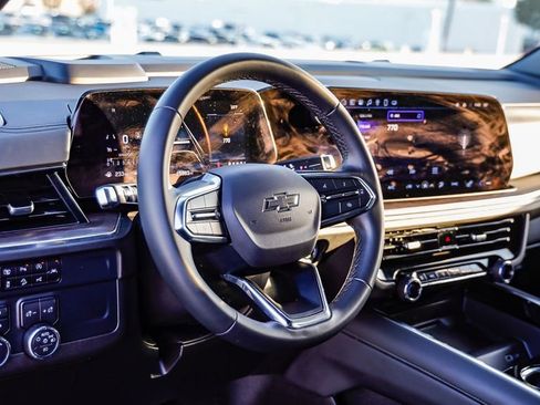 Used 2025 Chevrolet Suburban Z71 image 25