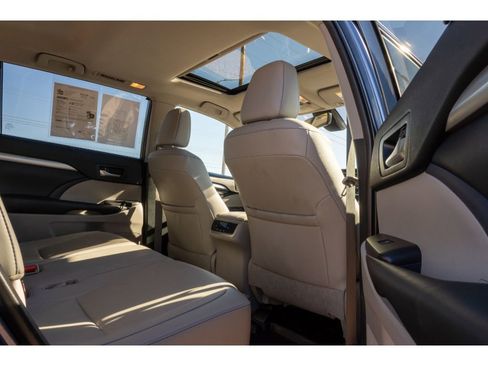 Used 2019 Toyota Highlander XLE image 18