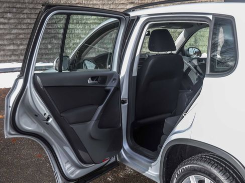 Used 2017 Volkswagen Tiguan Limited w/ Premium Package image 18