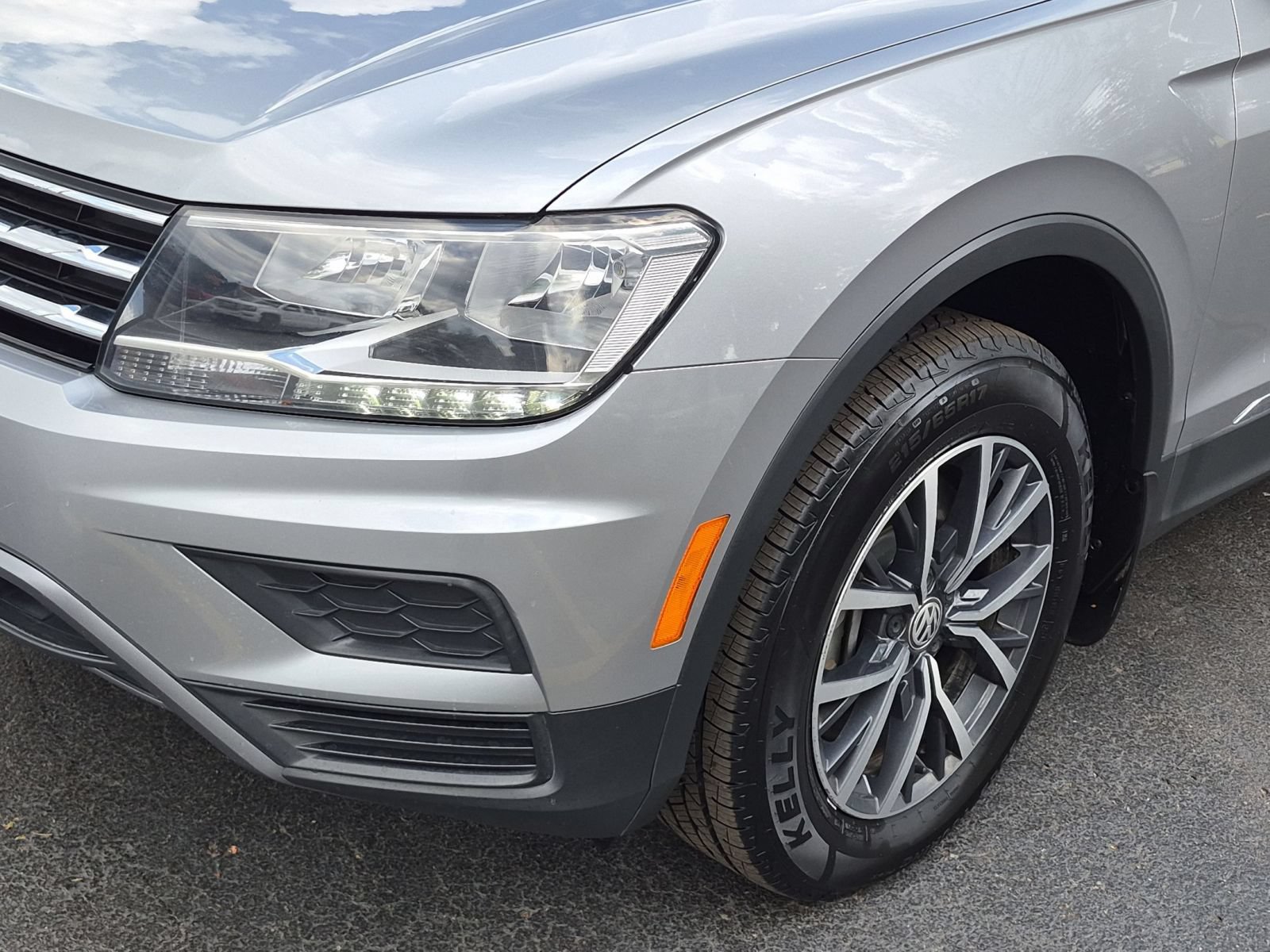 Used 2020 Volkswagen Tiguan SE w/ Panoramic Sunroof Package AWD/4WD image 9