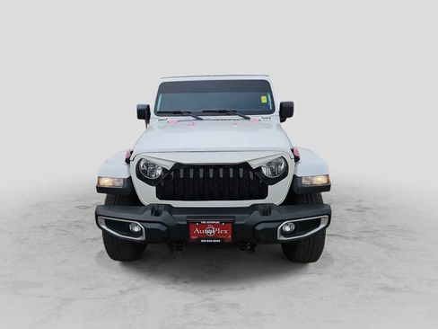 Used 2018 Jeep Wrangler Unlimited Sahara image 3