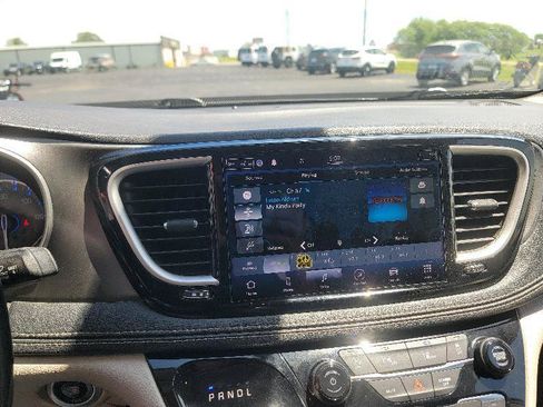 Used 2021 Chrysler Pacifica Touring-L FWD image 10