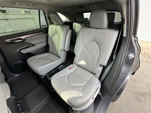 Used 2021 Toyota Highlander Platinum image 14