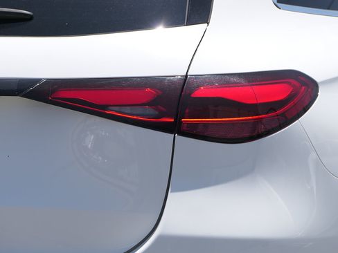 Used 2024 Mercedes-Benz GLC 300 image 5