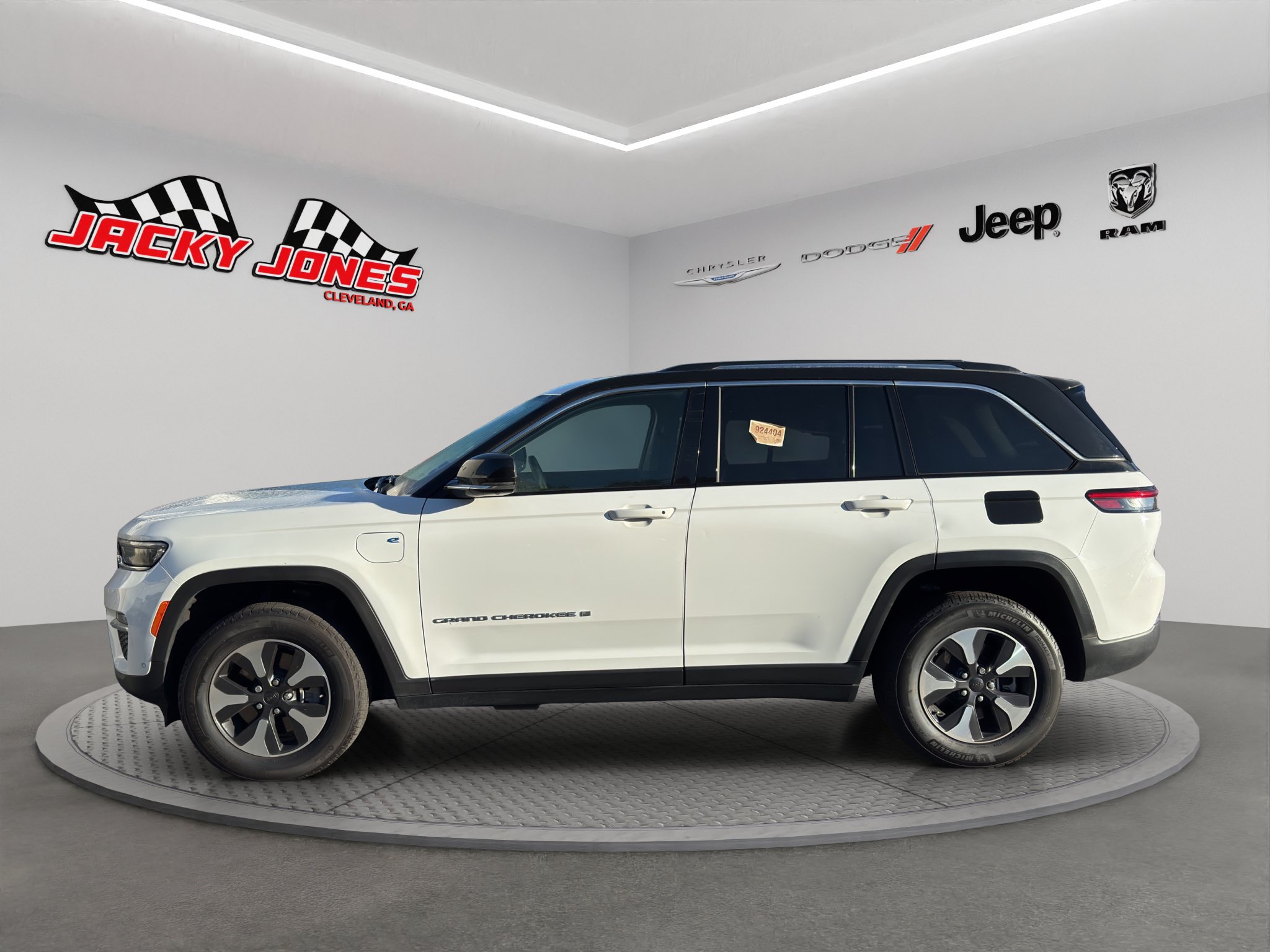 Used 2023 Jeep Grand Cherokee 4WD 4xe w/ Luxury Tech Group II image 2