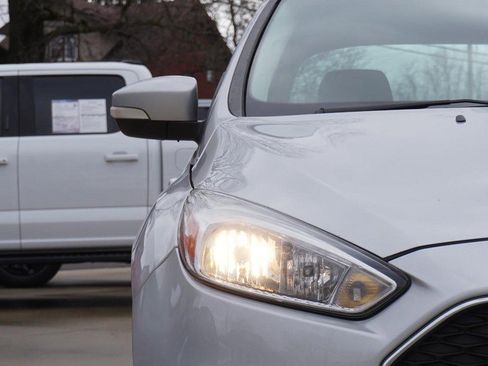 Used 2018 Ford Focus SE w/ Cold Weather Package image 9