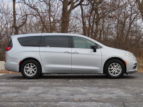 Certified 2024 Chrysler Pacifica Touring-L FWD image 2