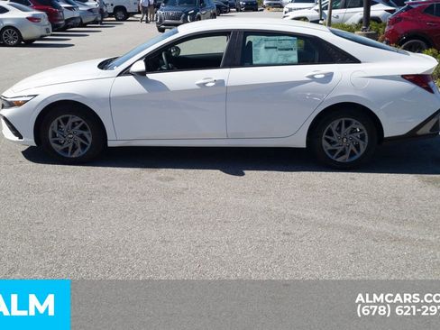 Used 2025 Hyundai Elantra Blue image 10