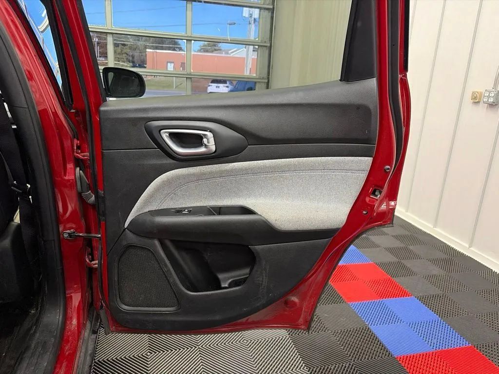 Used 2023 Jeep Compass Latitude w/ Convenience Group AWD/4WD image 19