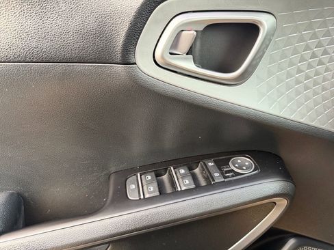 Used 2025 Kia Soul S image 18