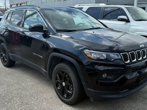 Used 2024 Jeep Compass Latitude AWD/4WD image 2