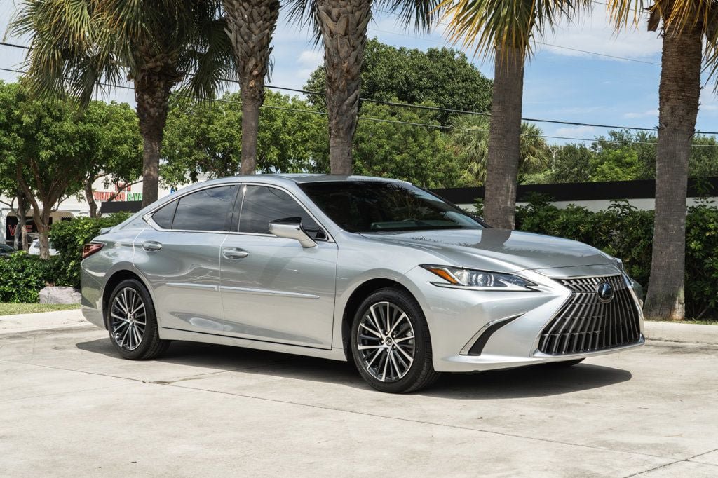 Used 2025 Lexus ES 300h w/ Premium Package FWD image 10
