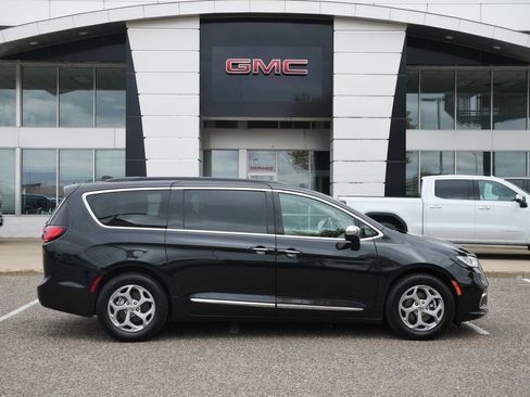 Used 2023 Chrysler Pacifica Limited FWD image 2