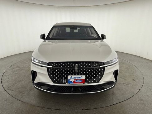 Used 2024 Lincoln Nautilus Premier image 2