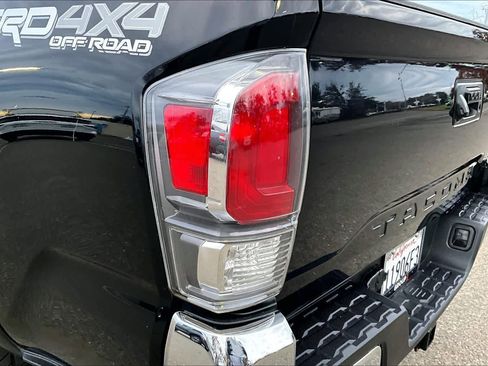 Certified 2022 Toyota Tacoma TRD Off-Road image 28