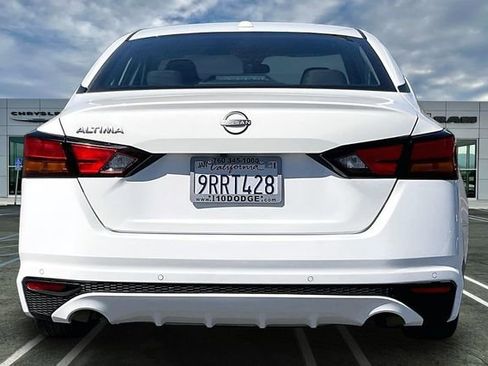 Used 2025 Nissan Altima 2.5 SV image 3