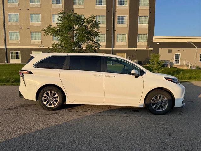 Used 2023 Toyota Sienna LE AWD/4WD image 31