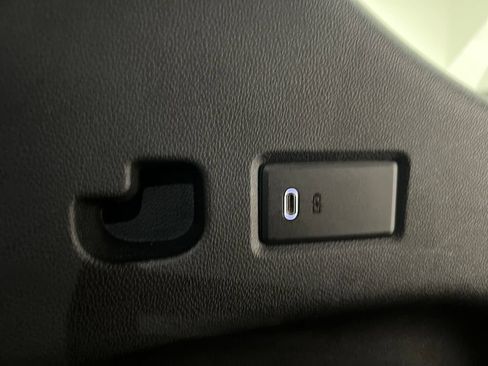 Used 2025 Chevrolet Suburban Z71 AWD/4WD image 38