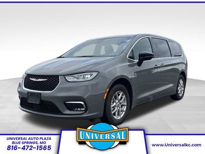 Used 2025 Chrysler Pacifica Select