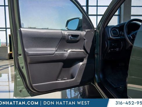 Used 2022 Toyota Tacoma TRD Off-Road image 15