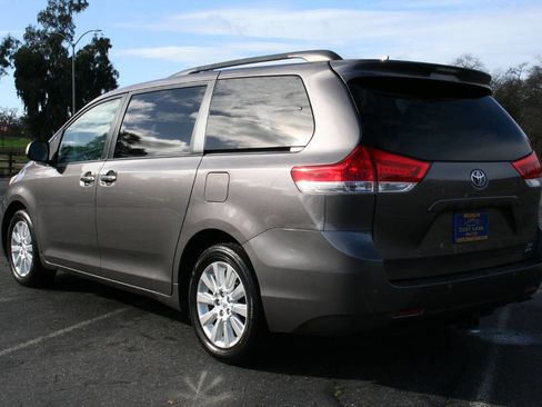 Used 2014 Toyota Sienna XLE image 8
