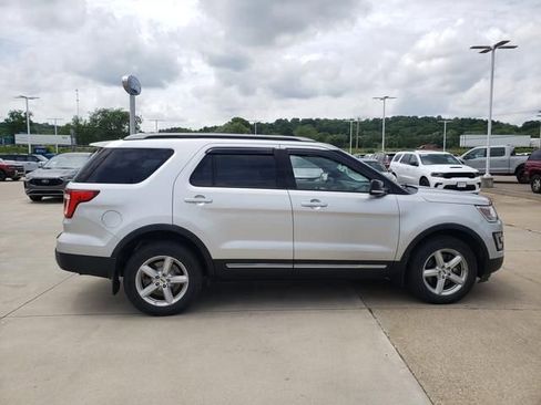 Used 2017 Ford Explorer XLT w/ XLT Technology Feature Bundle AWD/4WD image 3