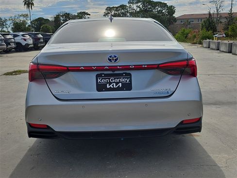 Used 2021 Toyota Avalon Limited image 7