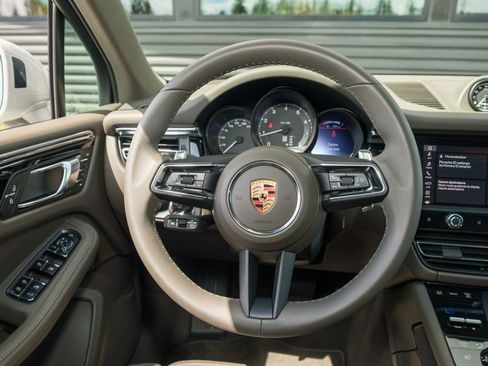 Used 2025 Porsche Macan AWD/4WD image 19