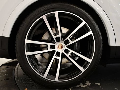 Certified 2026 Porsche Cayenne E-Hybrid AWD/4WD image 19