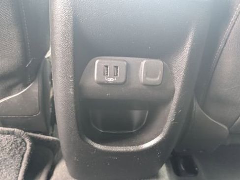 Used 2021 Chevrolet Colorado LT w/ LT Convenience Package AWD/4WD image 11