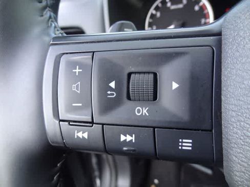 Used 2025 Nissan Rogue SV AWD/4WD image 18