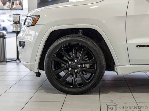 Used 2017 Jeep Grand Cherokee Altitude image 8