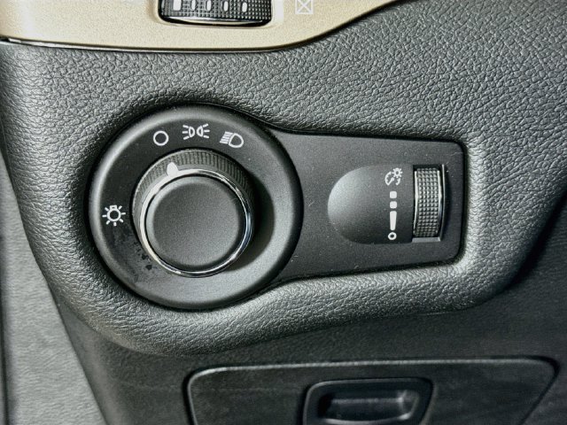 Used 2017 Jeep Cherokee Sport w/ Cold Weather Group AWD/4WD image 10