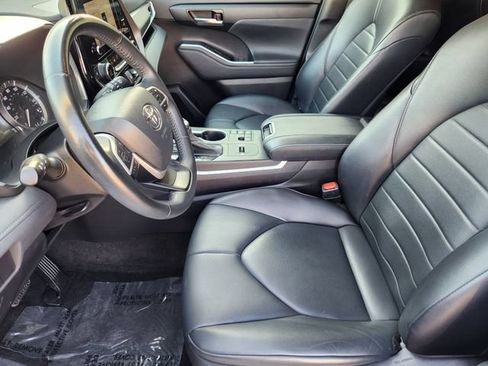 Used 2023 Toyota Highlander XLE FWD image 4