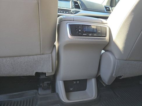 Used 2019 Toyota Highlander XLE AWD/4WD image 25