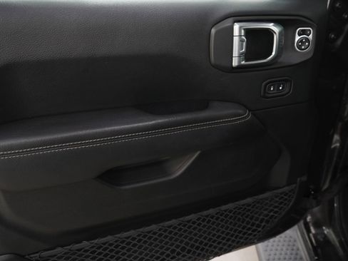 Used 2018 Jeep Wrangler Unlimited Sahara image 25