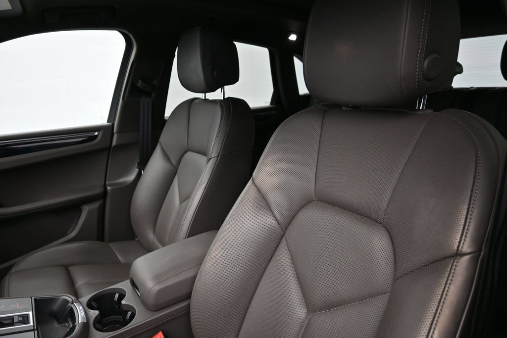 Certified 2023 Porsche Macan AWD/4WD image 5
