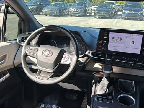 Used 2022 Toyota Sienna XLE image 14