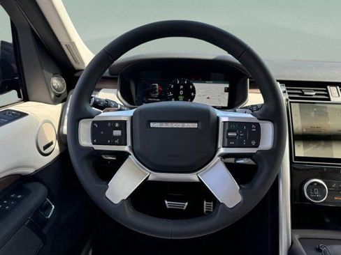 Used 2025 Land Rover Discovery Dynamic SE AWD/4WD image 14