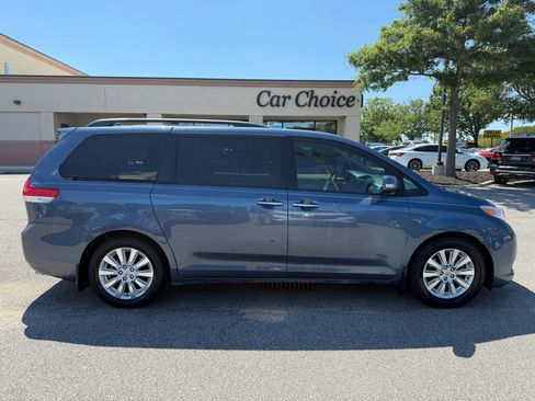 Used 2014 Toyota Sienna Limited w/ Limited Convenience Package FWD image 7
