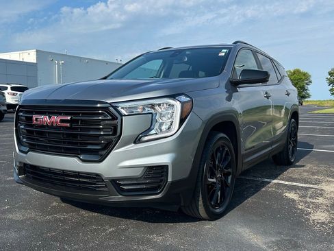 Used 2023 GMC Terrain SLE w/ Driver Convenience Package image 3