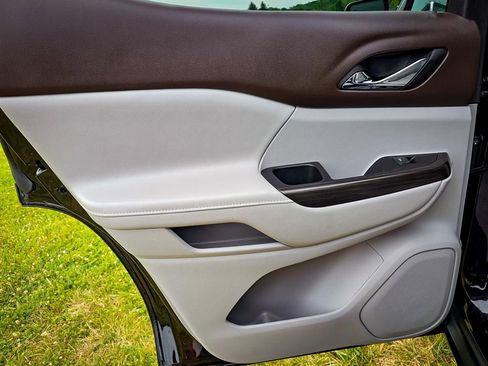 Certified 2023 GMC Acadia SLT w/ Preferred Package image 36