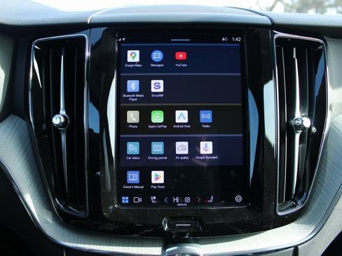 Used 2025 Volvo XC60 B5 Plus image 21