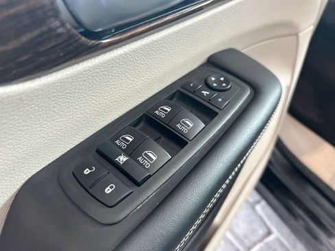Used 2023 Chrysler Pacifica Limited FWD image 11